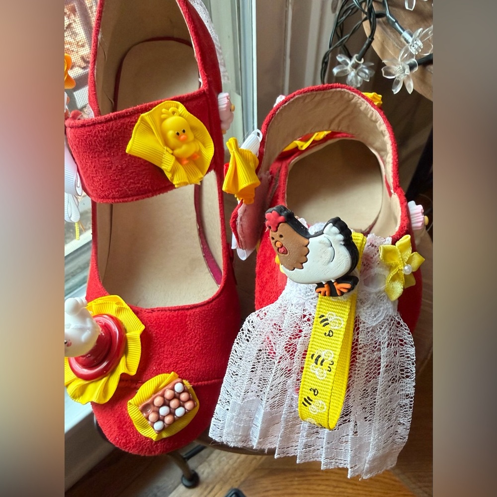 Custom OOAK Hand Embellished Mary Jane Statement Heels in Chicken Theme, size 9 - Picture 9 of 12